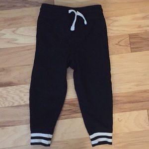 Gapkids Black boys jogger w/ contrast cuffs sz 3T